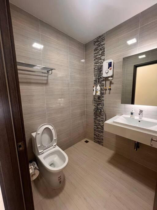 Apartment Ideal Budget And Cozy Private With Amazing Pool By Sym C738 *